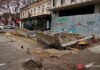 Мэрия не может заставить владельцев нахалстроя в центре Одессы убрать с тротуара развалины. Фото