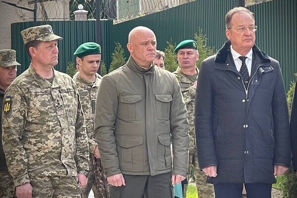 Ко Дню пограничника в Одессе открыли монумент "Стена Героев" Ко Дню пограничника в Одессе открыли монумент "Стена Героев"