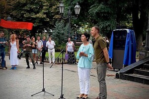 Борщ с бычками у библиотеки и концерт в Горсаду: как одесситы отмечали День независимости